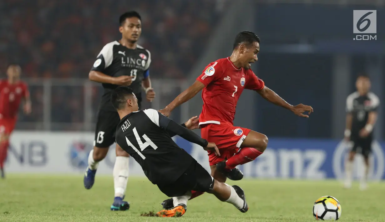 Pemain Persija, Ramdani Lestaluhu melompat menghindari tekel pemain Home United saat laga kedua Semifinal Zona Asia Tenggara Piala AFC 2018 di Stadion GBK, Jakarta, Selasa (15/5). Babak pertama Persija tertinggal 1-3. (Liputan6.com/Helmi Fithriansyah)
