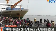 Petugas pelabuhan langsung mengarahkan penumpang menuju terminal kendaraan dengan tertib.