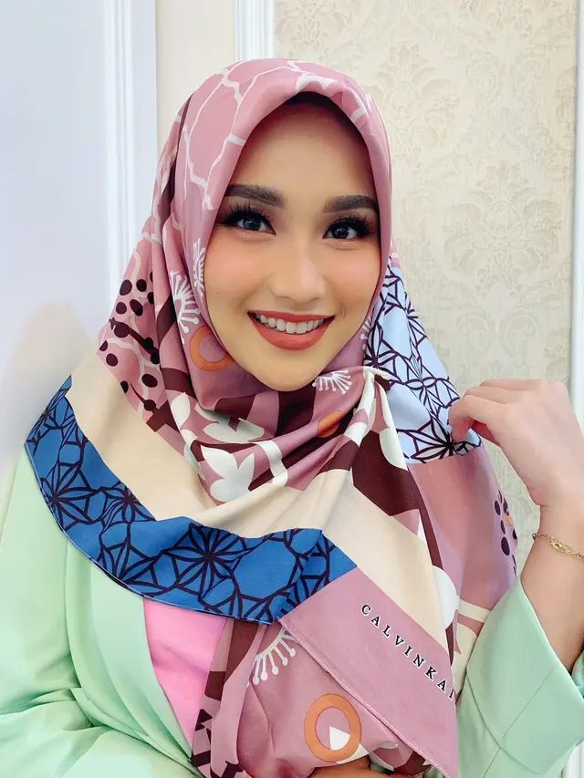 7 Potret Ayu Ting Ting saat Pakai Hijab, Bikin Pangling Netizen