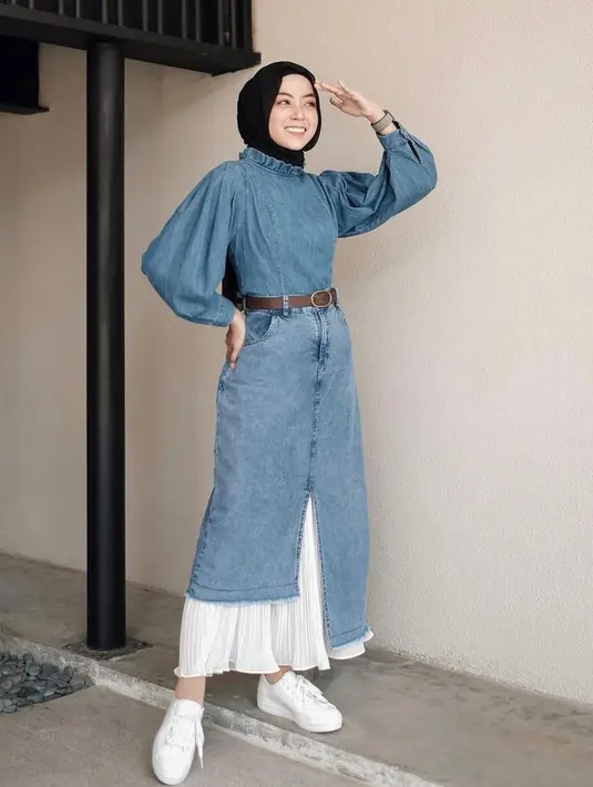 Ciptakan look OOTD yang chic dan trendy dengan padu padan blouse, rok slit jeans dan rok plisket ala selebgram Meira berikut ini. (Instagram/meiraniap).