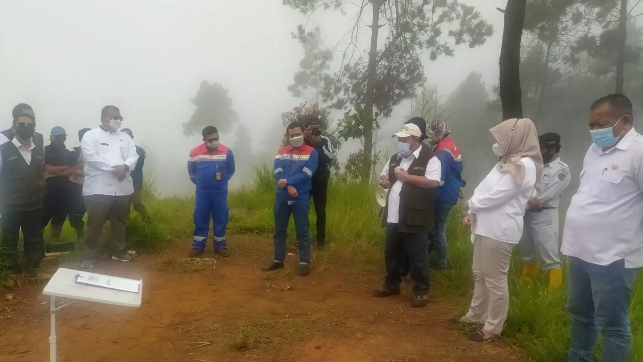 Kepala Dinas Kehutanan Provinsi Jawa Barat Epi Kustiawan secara simbolik melakukan penanaman bibit tanaman di area lahan kritis blok Karaha, yang didukung PGE Karaha, Tasikmalaya.