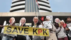 Puluhan aktivis gerakan anti korupsi menggelar aksi di depan gedung KPK, Jakarta (11/4). Mereka menggelar aksi sambil membawa poster Novel Baswedan dan mengutuk pelaku penyerangan terhadap novel. (Liputan6.com/Helmi Afandi)