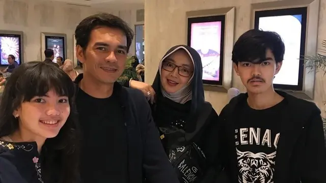 Rina Gunawan dan Anaknya