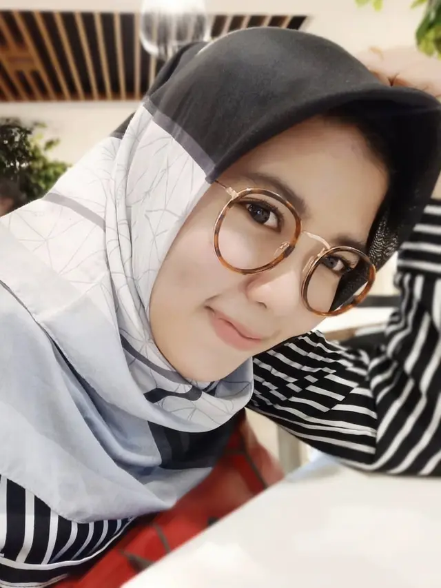 6 Pesona Evie 'Epep New Kendedes', Pemain Kendang Cantik Asal Kediri