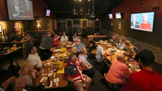 Sekelompok pendukung Donald Trump menyaksikan debat pertama kedua capres AS dari Partai Republik dan Partai Demokrat, Donald Trump dan Hillary Clinton dari layar televisi di sebuah restoran di Ohio, Amerika Serikat, Senin (26/9). (REUTERS/Aaron Josefczyk)