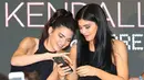 Kylie Jenner paha bahwa ia dan keluarganya bisa menangani kerasnya tekanan dari masyarakat pada kehidupan mereka namun tidak pada pasangan masing-masing. (Heat magazine - Getty Images)