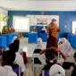 Sekolah SDN 7 Tilongkabila, Bone Bolango saat memberikan sosialisasi kepada anak didik terkait PHBS dan Vaksin Campak Rubella (Arfandi Ibrahim/Liputan6.com)