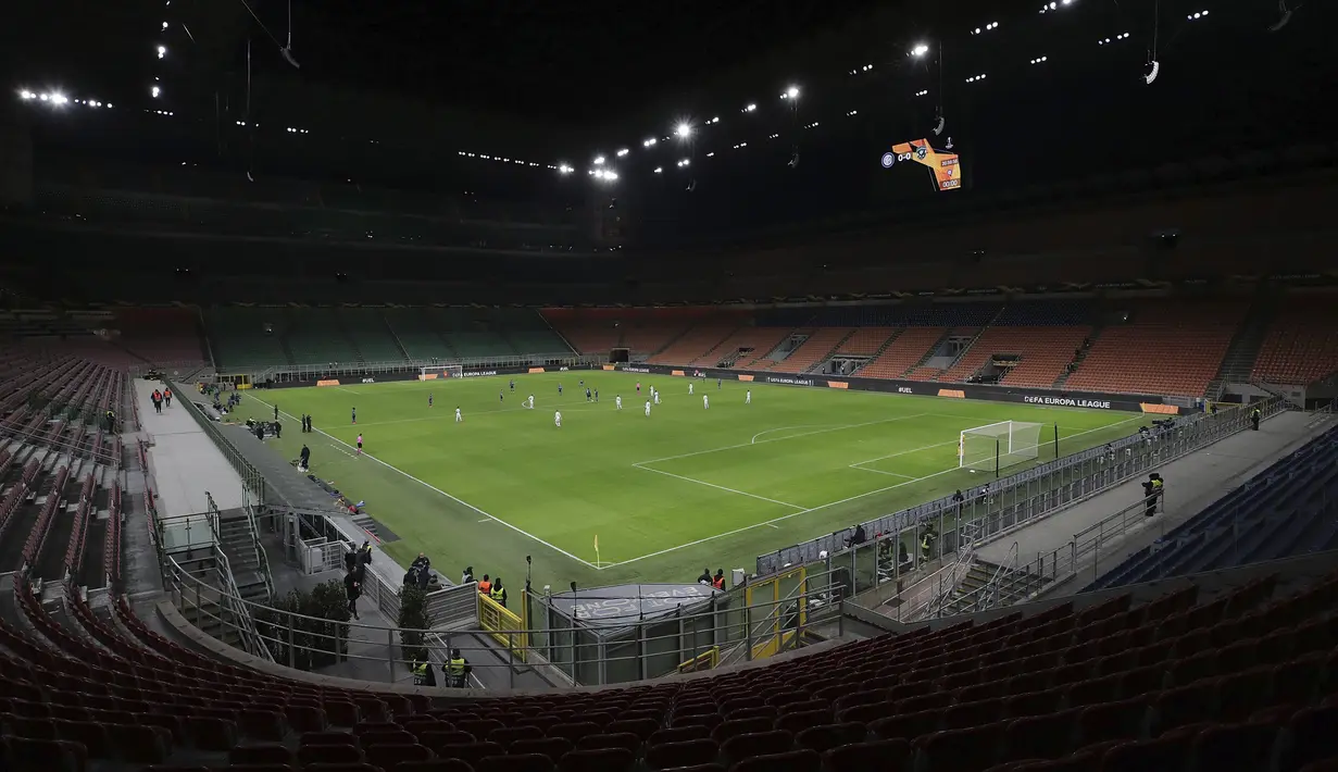 Suasana pertandingan Inter Milan dan Ludogorets yang tanpa penonton di Stadion San Siro, Milan, Italia (27/2/2020). Akibat virus COVID-19 yang sedang mewabawah, pertandingan leg kedua babak 32 besar Liga Europa UEFA antara Inter Milan melawan Ludogorets dimainkan tanpa.(Emilio Andreoli, UEFA via AP)