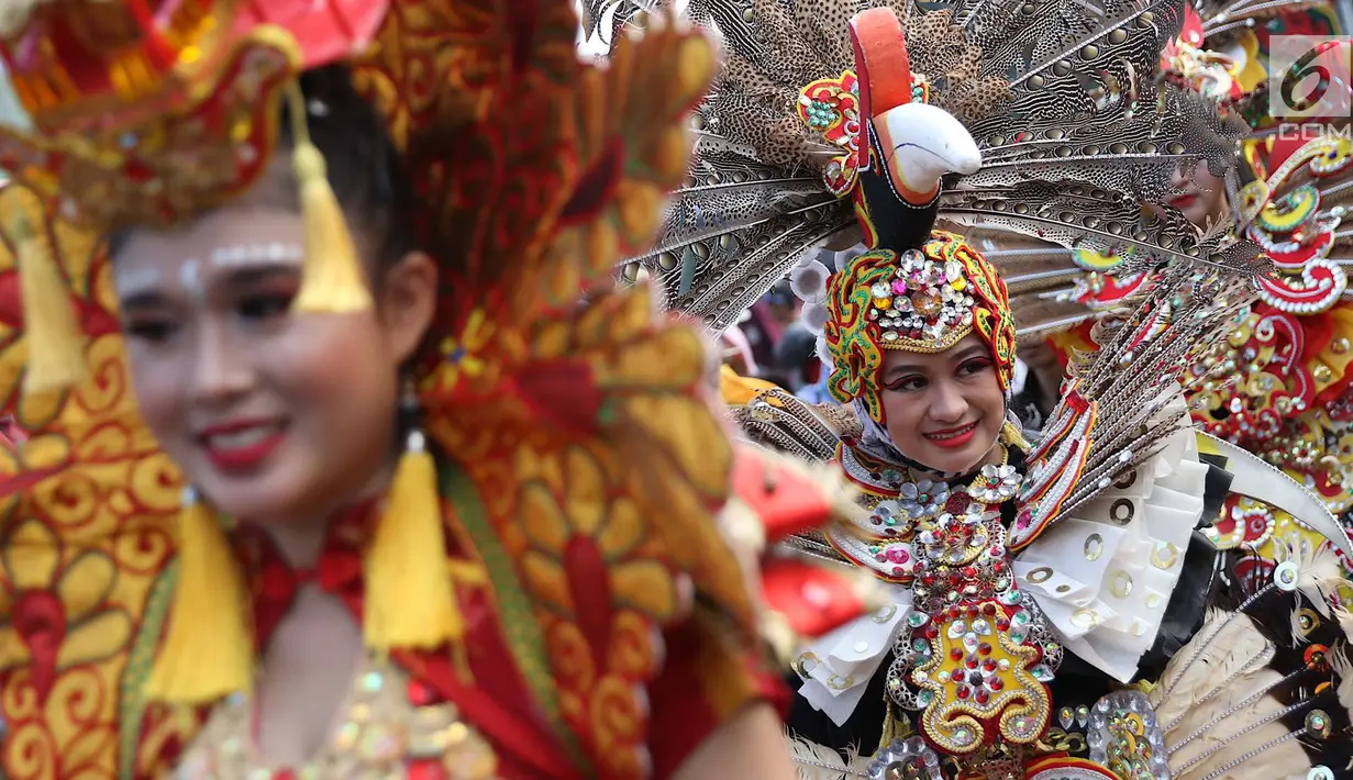 Seorang wanita dari kelompok seni budaya Kalimantan Selatan mengenakan pakaian adat berpawai saat pelaksanaan car free day, Jakarta, Minggu (1/7). Pawai tersebut diadakan untuk mengenalkan budaya Kalsel kepada masyarakat. (Liputan6.com/Immanuel Antonius)