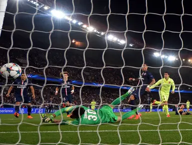 Luis Suarez setelah mencetak gol kedua Barcelona dalam lanjutan babak perempatfinal Liga Champion di Stadion Parc des Princes, Paris, Perancis. Rabu (15/4). Barcelona unggul 3-1 dalam pertandingan itu.