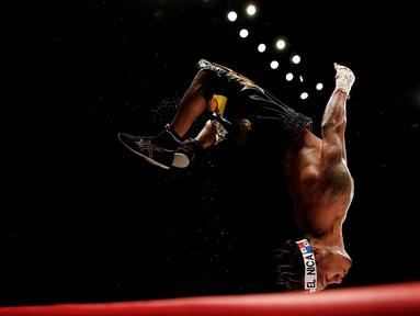  Petinju Panama, Luis Concepcion, melakukan salto setelah menang melawan petinju Jepang, Kohei Kono, dalam perebutan gelar juara kelas terbang super WBA di Ota City General Gymnasium, Tokyo, Jepang, (31/8/2016). (Reuters/Issei Kato)
