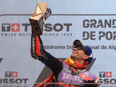 Pembalap Prima Pramac Ducati Racing, Jorge Martin mengangkat trofi saat merayakan kemenangannya di atas podium setelah memenangi balapan MotoGP Portugal di Sirkuit Internasional Algarve, Portimao, 24 Maret 2024. (PATRICIA DE MELO MOREIRA/AFP)