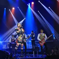 Nama Via Vallen kini tengah melambung tinggi di industri hiburan tanah air. Kecemerlangan namanya pun membuatnya bisa tampil satu panggung bareng Slank dalam acara Slank In Love.  (Adrian Putra/Bintang.com)