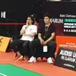 Vokalis Sheila On 7 Duta duduk di kursi pelatih saat mendampingi putranya Bima Al Ayman Modjo bertanding bulutangkis di kejauraan Polytron Wali Kota Cup Solo 2023 di GOR Sritex Arena Solo (7/6).(Liputan6.com/Fajar Abrori)&nbsp;