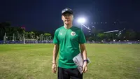 Pelatih kepala Timnas Indonesia U-20, Shin Tae-yong berpose usai latihan persiapan Kualifikasi Piala Asia U-20 2023 yang berlangsung di Lapangan A Gelora Bung Karno, Jakarta, Selasa (30/08/2022). (Bola.com/Bagaskara Lazuardi)