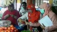 Petugas merazia makanan mengandung zat berbahaya di Pasar Tomang. 