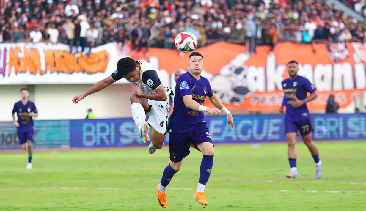 Di babak pertama, laga berlangsung sangat ketat. Kedua tim kesulitan mendapat peluang terbuka untuk mencetak gol. Tampak dalam foto, pemain Persija, Muhammad Fajar Fathurrahman (kiri) berduel dengan Aleksa Andrejic (Persita) pada pertandingan pekan ke-19 BRI Super League 2025/2026 di Indomilk Arena, Tangerang, Banten, Jumat (30/1/2026). (Bola.com/M Iqbal Ichsan)