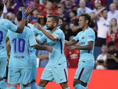 Para pemain Barcelona merayakan gol yang dicetak Neymar ke gawang Manchester United pada laga ICC di Stadion FedEx Field, Maryland, Rabu (26/7/2017). Barcelona menang 1-0 atas Manchester United. (EPA/Shawn Thew)
