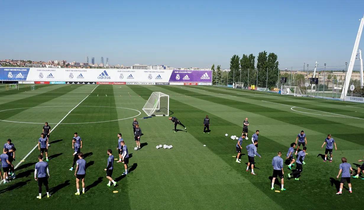 Para pemain Real Madrid saat melakukan sesi latihan di Valdebebas, Madrid, Spanyol (17/4). Dalam pertemuan pertama Real Madrid menang atas Bayern Muenchen dengan skor 2-1. (AFP Photo / Gerard Julien)