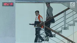 Terdakwa dugaan korupsi E-KTP, Setya Novanto (kiri) menuruni tangga gedung KPK usai menjalani pemeriksaan, Jakarta, Selasa (20/2). Ia diperiksa sebagai saksi tersangka Dirut PT Quadra Solution Anang Sugiana Sudihardjo. (Liputan6.com/Helmi Fithriansyah)