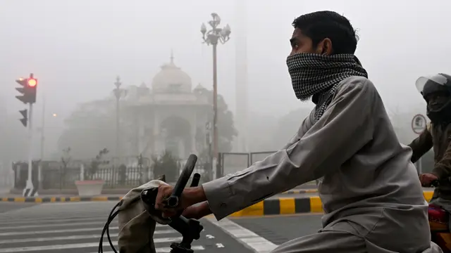Kian Pekat, Kabut Polusi Udara Selimuti Kota Lahore Pakistan