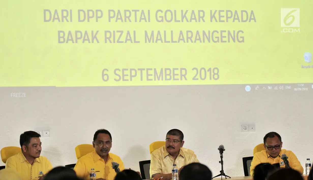 Rizal Mallarangeng (dua kiri) memberi sambutan saat pengangkatan dirinya sebagai Plt Ketua DPD Golkar DKI Jakarta di Kantor DPD Golkar DKI, Kamis (6/9). Rizal Mallarangeng menggantikan Agus Gumiwang Kartasasmita. (Merdeka.com/Iqbal Nugroho)