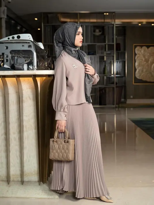 Cantiknya penampilan Fuji berhiijab. Ia mengenakan outfit atasan blouse cokelat dipadu pleated skirt berwarna serasi, dipadu hijab abu-abu tua. [Foto: Instagram/fuji_an]