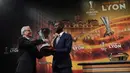 Mantan pesepak bola Prancis, Eric Abidal, menerima trofi saat undian semifinal Liga Europa di Nyon, Swiss, Jumat (13/4/2018). Arsenal akan melawan Atletico Madrid, Marseille melawan Salzburg. (AFP/Fabrice Coffrini)
