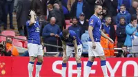 Pemain Everton, Leighton Baines, Tom Cleverley, dan Kevin Mirallas terlihat sedih usai takluk dari Manchester United pada semifinal Piala FA di Stadion Wembley, London, Sabtu (23/4/2016). (Reuters/Eddie Keogh)