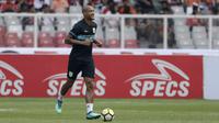 Striker Persela, Loris Arnaud, melakukan pemanasan sebelum melawan Persija pada laga Liga 1 di SUGBK, Jakarta, Selasa (20/11). Persija menang 3-0 atas Persela. (Bola.com/Yoppy Renato)