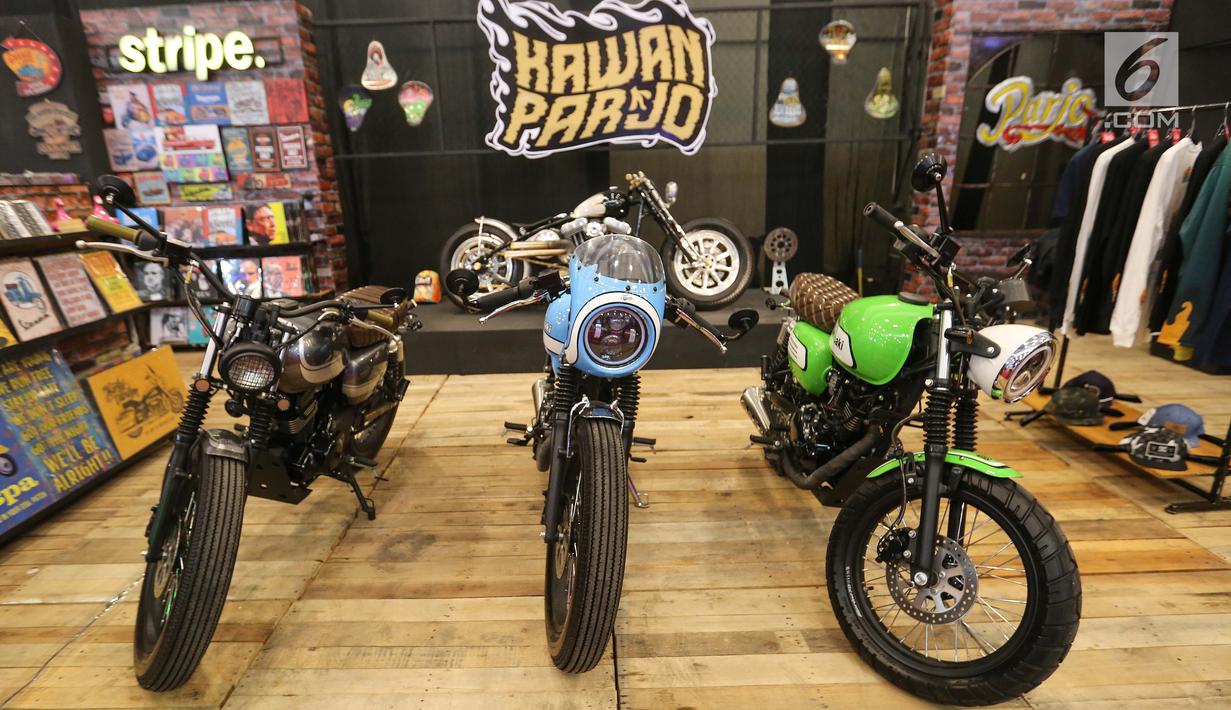 Sejumlah motor modifikasi bermesin Kawazaki W175 dipajang dalam pameran GAIKINDO Indonesia International Auto Show (GIIAS) 2019 di ICE BSD, Tangerang, Jumat (19/7/2019). Motor Kawazaki dengan model retro tersebut memakan waktu pengerjaan hingga tiga bulan. (Liputan6.com/Fery Pradolo)
