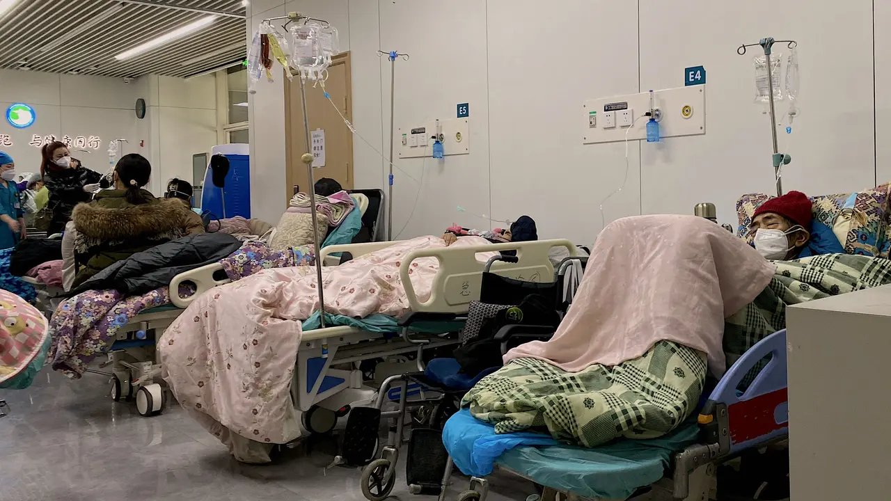 Rumah Sakit di China Mulai Kewalahan Akibat Lonjakan COVID-19