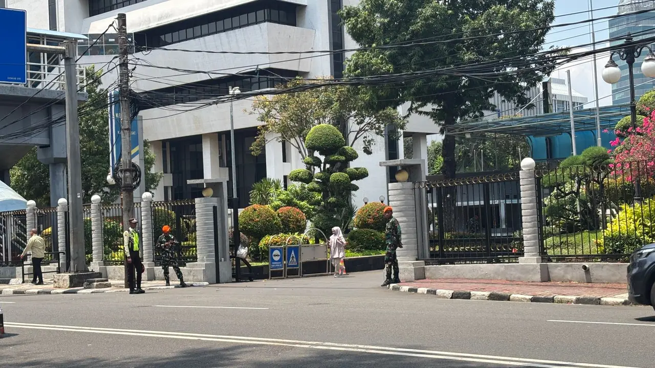 Kantor Kementerian Keuangan di Jalan Wahidin Raya masih dijaga oleh aparat gabungan. (Foto: Liputan6.com/Tira Santia)