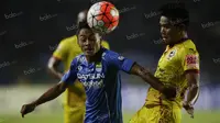 Pemain Persib, Samsul Arif (kiri) berebut bola dengan pemain Sriwijaya FC dalam laga Torabika Soccer Championship 2016 di Stadion Si Jalak Harupat, Bandung, Sabtu (30/4/2016). (Bola.com/Vitalis Yogi Trisna)