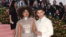 Priyanka Chopra (kiri) dan Nick Jonas kompak tampil dengan pakaian nuansa putih dan perak saat menghadiri Met Gala 2019 bertema Camp: Notes on Fashion di The Metropolitan Museum of Art, New York, Amerika Serikat, Senin (6/5/2019). (Photo by Evan Agostini/Invision/AP)