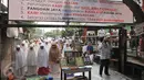 Warga melakukan penutupan akses menuju kompleks militer perumahan Zeni, Mampang, Jakarta, dengan menggelar doa bersama, Senin (26/10). Kodam Jaya berencana mengosongkan 71 rumah yang dihuni purnawirawan TNI AD. (Liputan6.com/Gempur M Surya)