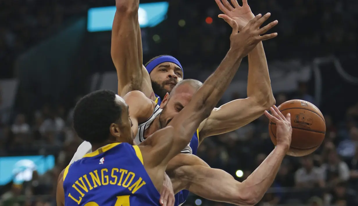 Aksi pemain Spurs, Manu Ginobili (tengah) saat melewati adangan dua pemain Warriors pada laga NBA basketball game di AT&T Center, San Antonio, (2/11/2017) waktu setempat. Warriors menang 112-92. R(onald Cortes/Getty Images/AFP)