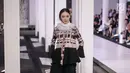 Gaya model cantik saat mengenakan busana rancangan Rinda Salmun bertajuk 'No.2' dalam Fashion Nation 2018 di Senayan City, Jakarta, Rabu (18/4). (Liputan6.com/Faizal Fanani)