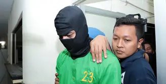 Satu lagi artis terlibat narkoba. Kali ini, pemain sinetron Rio Reifan tertangkap narkoba. Ini untuk kedua kalinya Rio tertangkap kasus narkotika. Setelah resmi dinyatakan tersangka, ia terancam hukuman maksimal 12 tahun penjara.(Deki Prayoga/Bintang.com)