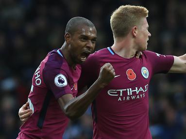 Gelandang Manchester City, Fernandinho, merayakan gol yang dicetaknya ke gawang West Bromwich pada laga Premier League di Stadion The Hawthorns, West Bromwich, Sabtu (28/10/2017). West Bromwich kalah 2-3 dari City. (AFP/Lindsey Parnaby)