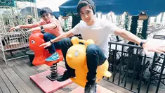 Aktor dan Penyanyi tampan, Teuku Rassya memang selalu terlihat memakai pakaian serba putih sebagai warna andalan style fashion-nya. Plain white t-shirt dengan sneakers menjadi gaya fashion simple sehari-hari ala anak aktris Tamara Blezynski ini. (Liputan6.com/IG/@teukurassya)