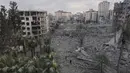 Warga Palestina memeriksa kehancuran besar-besaran akibat serangan udara Israel di distrik al-Rimal, Kota Gaza, pada 10 Oktober 2023. (MOHAMMED ABED/AFP)