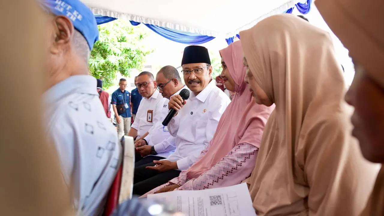 Mensos Gus Ipul saat berkomunikasi dengan penerima manfaat BLTS di wilayah Jawa Timur.