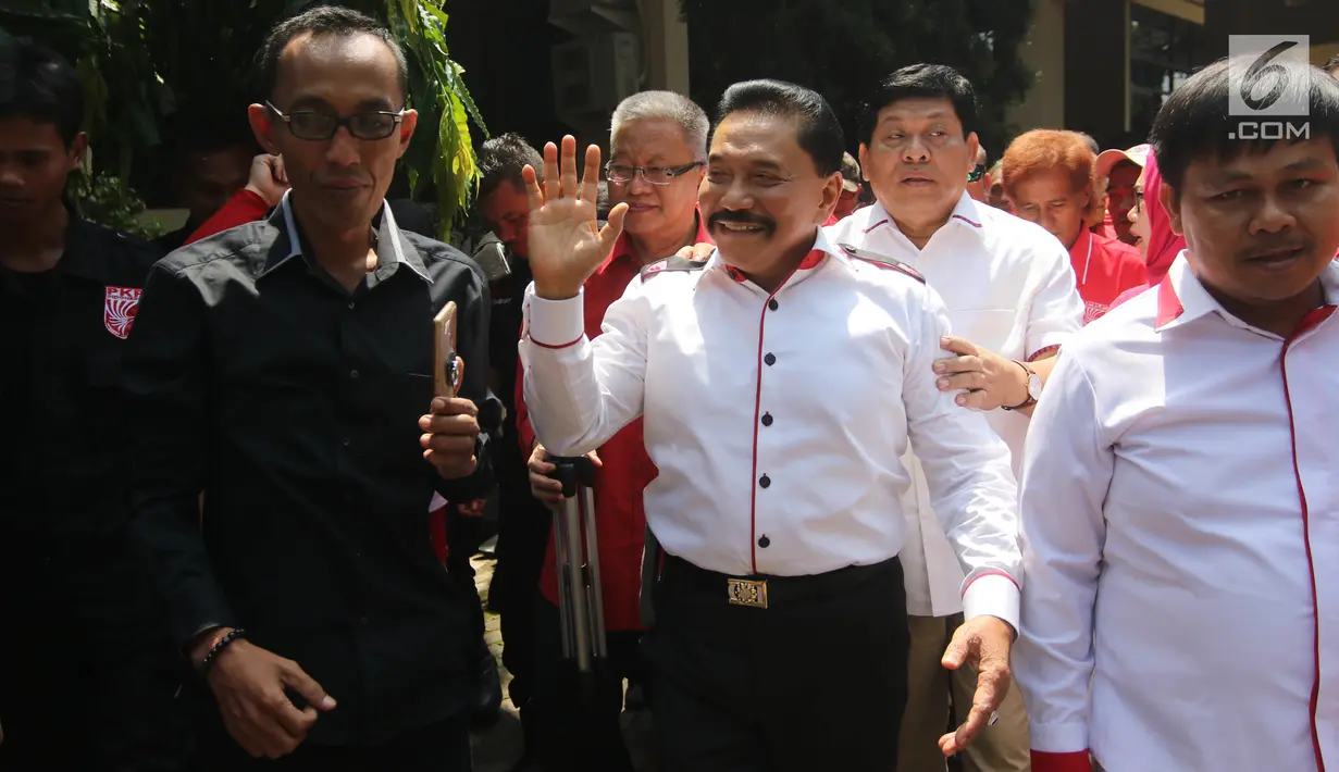 Ketua Umum PKPI Hendropriyono usai mendengarkan pembacaan putusan di PTUN Jakarta, Rabu (11/4). PTUN mengabulkan gugatan PKPI untuk menjadi peserta Pemilu 2019. (Liputan6.com/Arya Manggala)