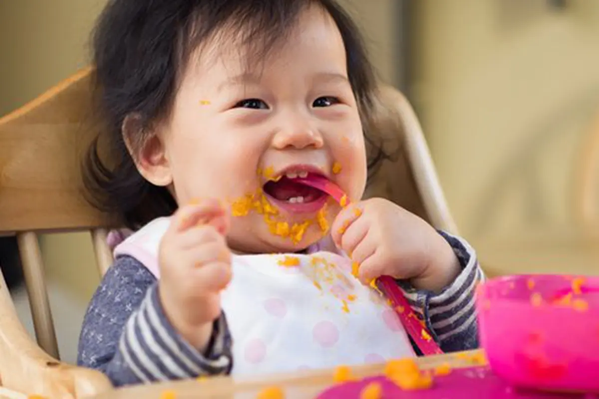Mengenalkan makan padat/copyright Shutterstock.com