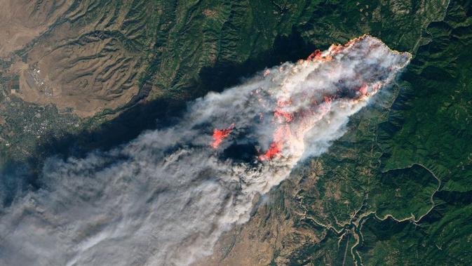 Foto satelit kebakaran di California yang diambil pada 8 Oktober 2018  (NASA Earth Observatory image by Joshua Stevens, using Landsat data from USGS)