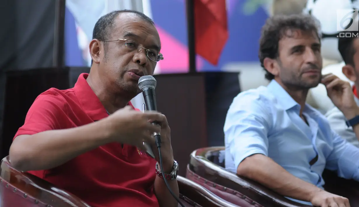 Sesmenpora, Gatot S Dewabroto (kiri) bersama Pelatih Luis Milla saat berbicara terkait tantangan dan peluang Timnas Indonesia U-23 pada Asian Games 2018 di halaman Kemenpora, Jakarta, Minggu (24/6). (Liputan6.com/Helmi Fithriansyah)