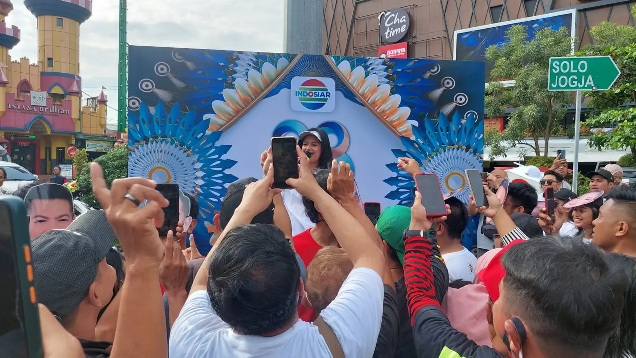 Artis Nia Rose on stage di Simpang Lima, Semarang