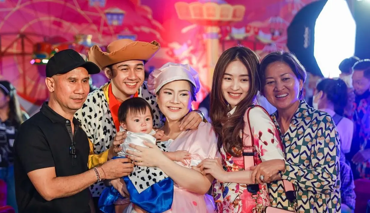 Ulang tahun pertama Baby Bible ini dihadiri sederet rekan selebriti dari Caesar Hito dan Felicya Angelista [instagram/felicyangelista_]