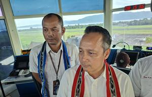 Direktur Operasi AirNav Indonesia Setio Anggoro menjelaskan mengenai protokol keselamatan penerbangan yang mengatur cara pilot mengambil keputusan di tengah cuaca buruk. (Liputan6.com/Pramita)